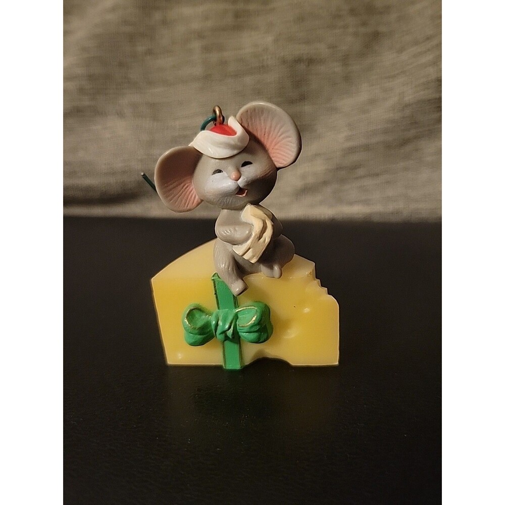 CUTE!  Vintage Hallmark Keepsake Christmas Ornament "Mouse On Cheese"